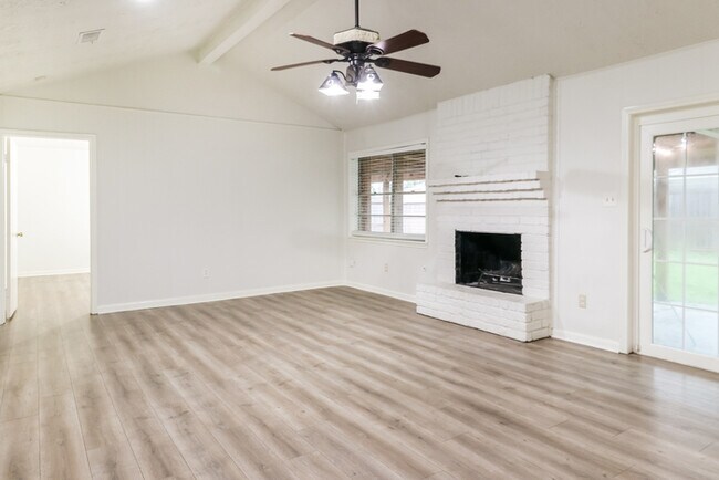 Foto del edificio - 29618 Binefield St
