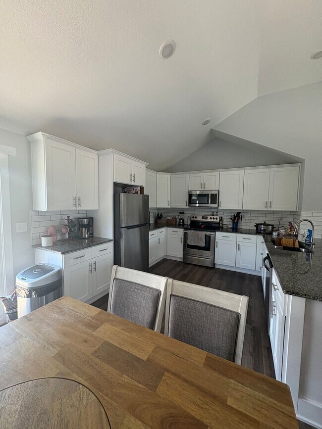 Foto del edificio - 2050 Riverstone Dr