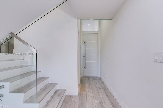 Building Photo - 3 br, 2.5 bath Townhome - 3926 NE 168th St...