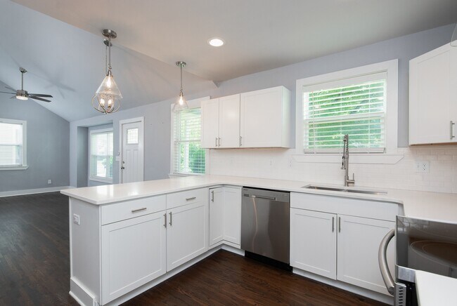 Building Photo - Charming 1950's East Nashville Bungalow Wi...