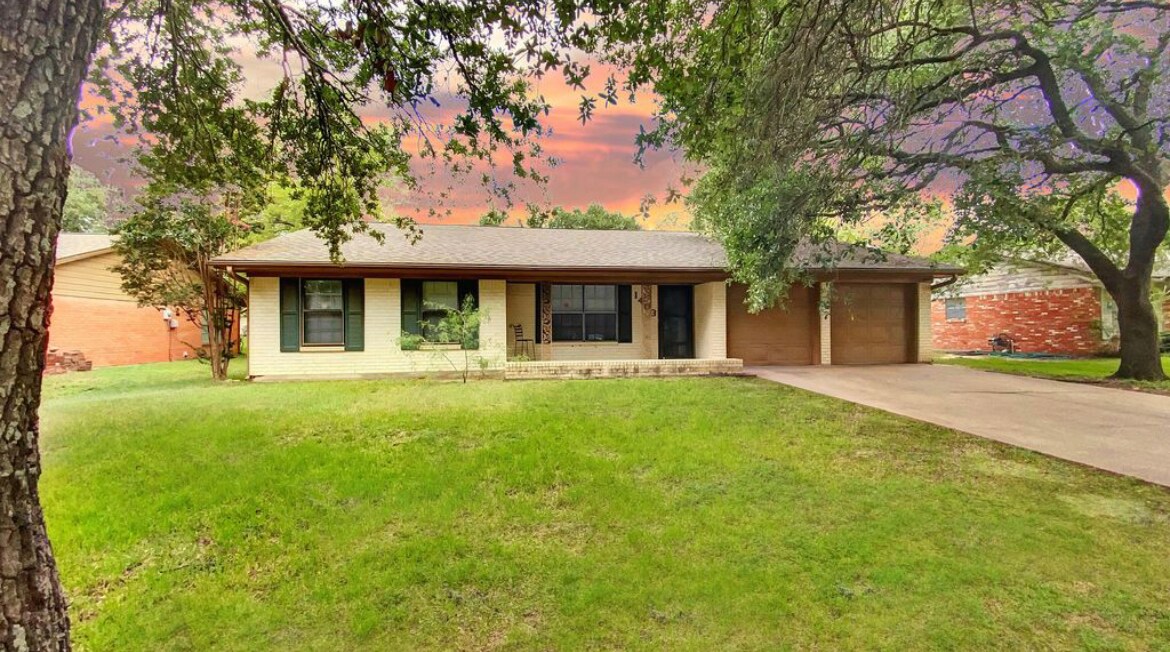 Primary Photo - 1403 Village Dr