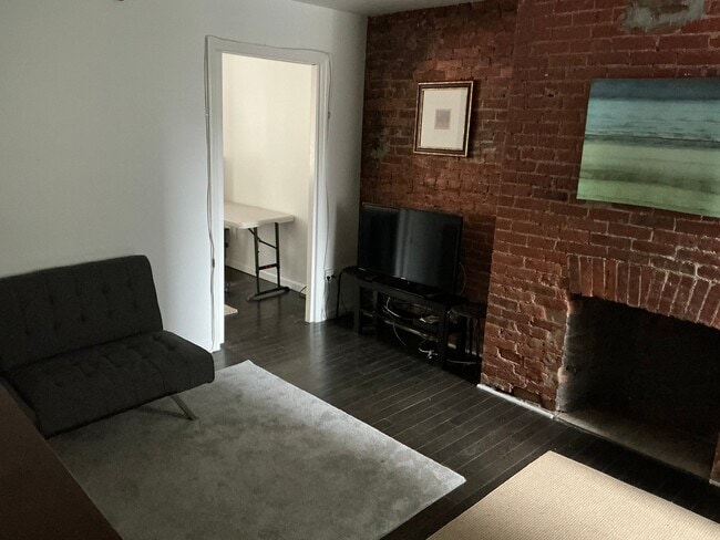 Building Photo - 1022 Pine St