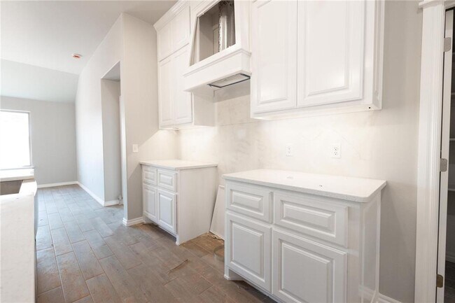 Foto del edificio - Brand NEW 3 Bedroom 2 Bathroom Home in Tuscany Lakes (Piedmont Schools) with Storm Shelter and Sp...