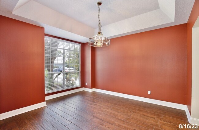 Building Photo - Beautiful 4/3 Spacious Home with a Large B...