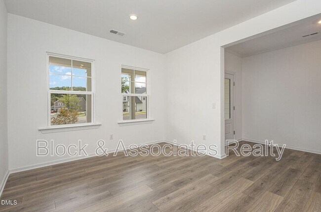 Foto del edificio - 153 Hickory Grv Dr