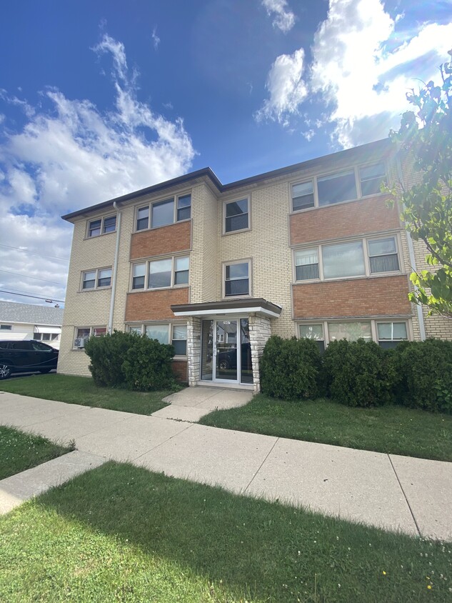 Primary Photo - 2807 N McVicker Ave