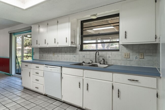 Building Photo - Charming 3-Bedroom Bentonville Rental: Pet...