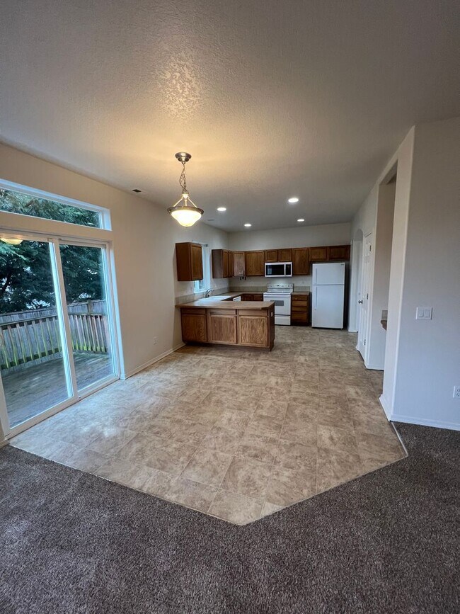 Foto del edificio - 3-bedroom 2-1/2 bathroom home in Eugene