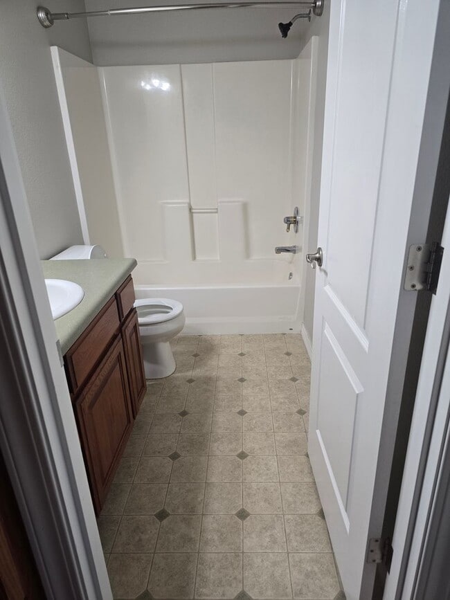 Building Photo - 3 bed 2 bath  Home for Rent in Grants Pass
