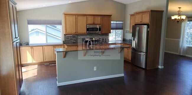 Building Photo - Gorgeous 5 Bedroom, 2.5 Bath Home