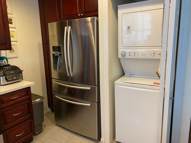 Fridge and washer/dryer - 10614 Eastborne Ave