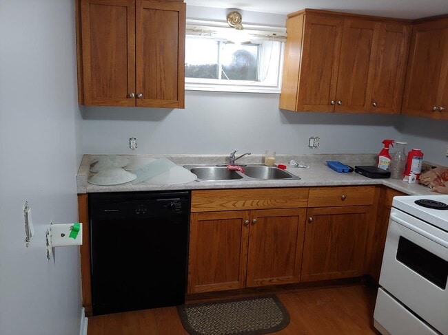 Building Photo - 347 Queenston St