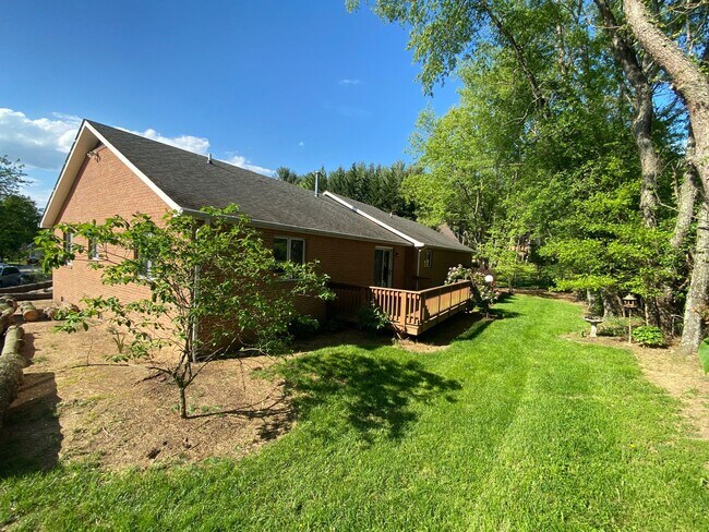 Foto del edificio - Blacksburg, 3 BR /  2.5 BA, Available in July