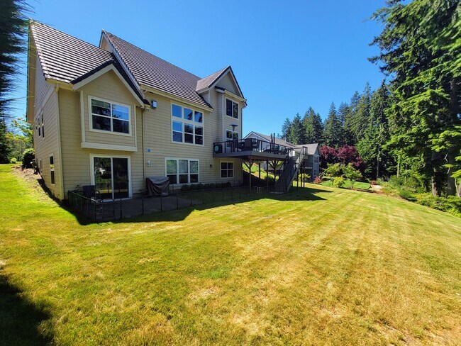 Foto del edificio - Gorgeous, Luxurious, Spacious Lakefront Ho...