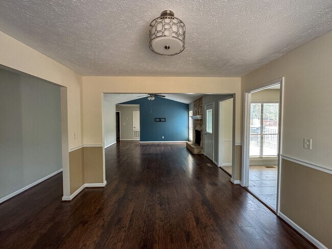 Building Photo - Beautiful 3 Bed 2 Bath Home with Fenced Backyard