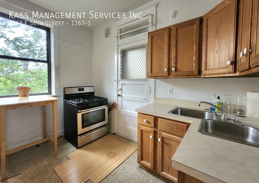 Foto principal - 1367 E 56th St