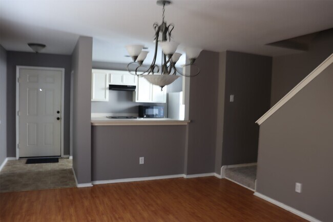 Foto del edificio - 7007 Woodridge Square Dr