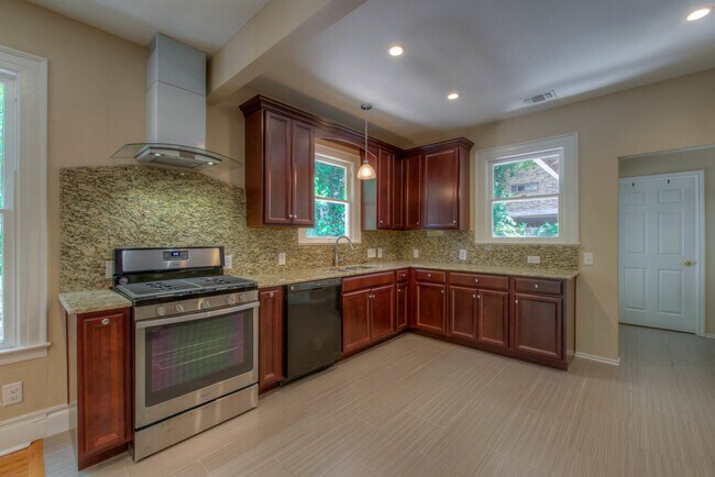 Foto del edificio - 3211 Hampton Rd