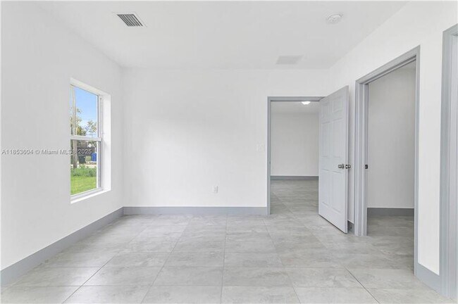 Foto del edificio - 2360 SW 14th St