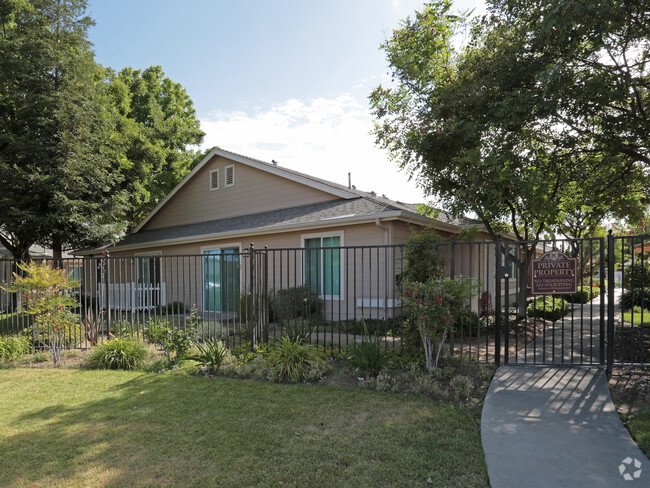 Foto del edificio - Claremont Senior Apartments