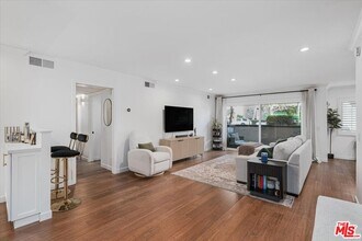 Building Photo - 1121 N Olive Dr