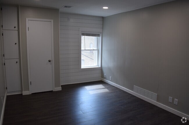 Building Photo - 113 N Cedar Ave