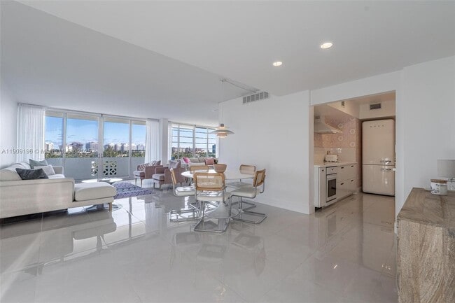 Building Photo - 9101 E Bay Harbor Dr