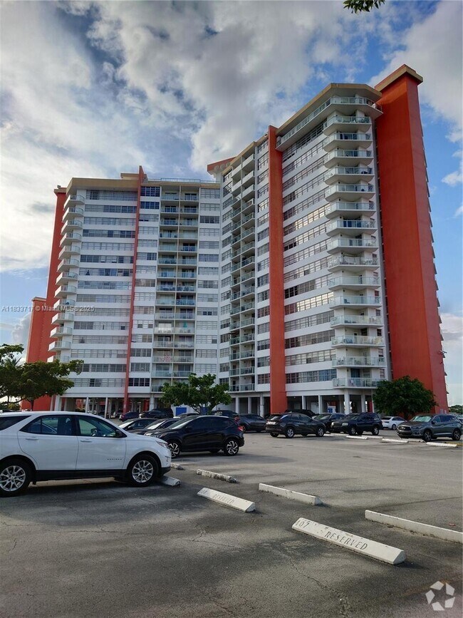 Building Photo - 1351 NE Miami Gardens Dr