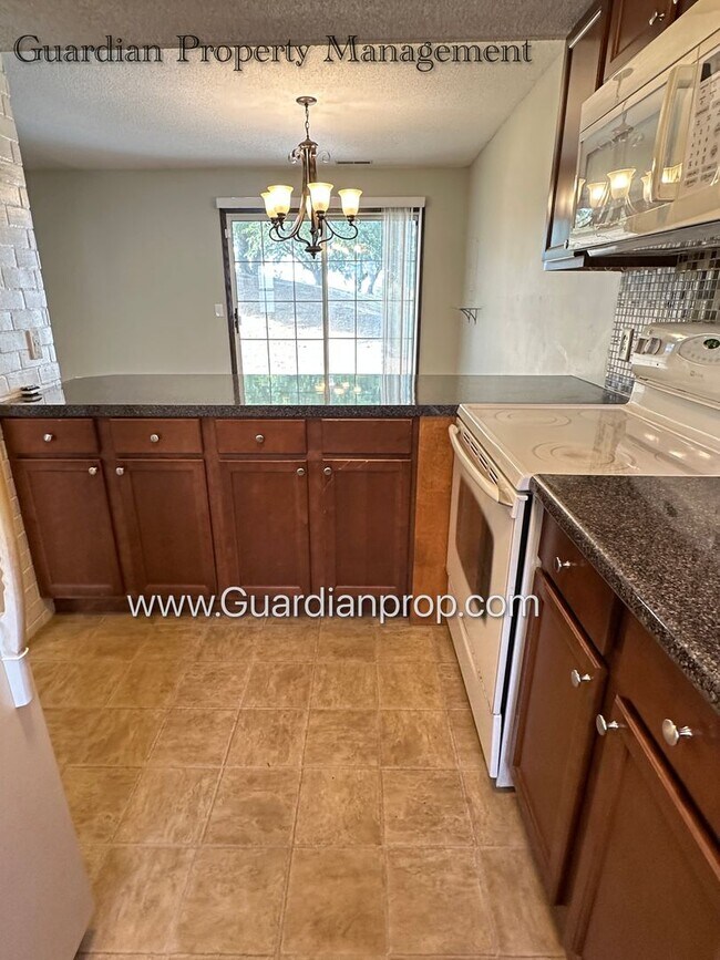 Building Photo - Burnsville Town Home, 1 Car Attached Garag...