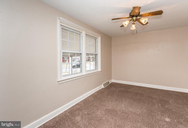 Building Photo - 515 Twin Oaks Dr