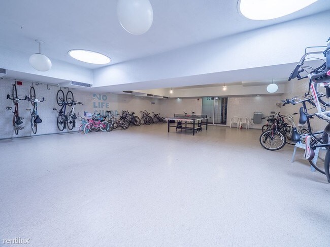 Foto del edificio - 445 W Barry Ave