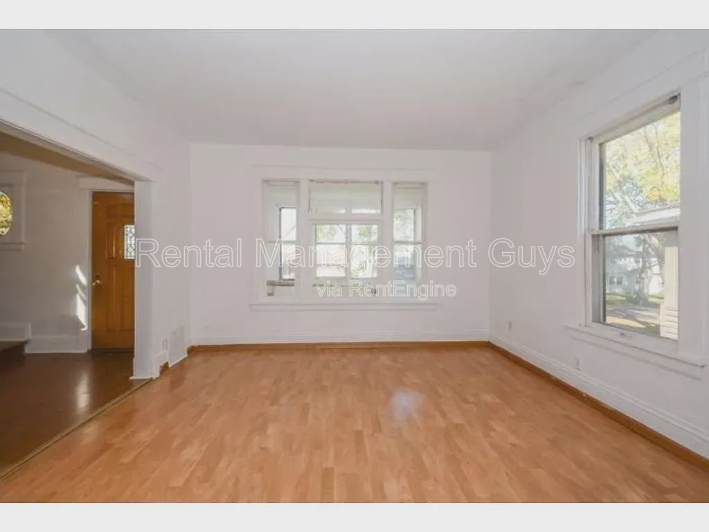 Foto principal - 650 Central Ave W