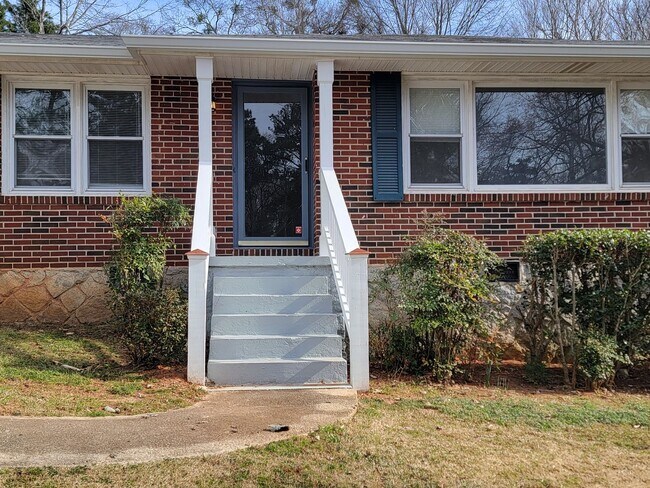 Foto del edificio - Updated Kitchen Pet Friendly-Brick Ranch  - SS Appliances- Emory, North Druid Bills and Briarcliff