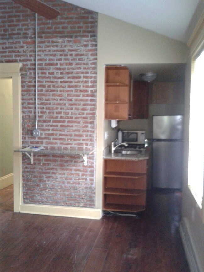 Foto del edificio - 225 E Girard Ave