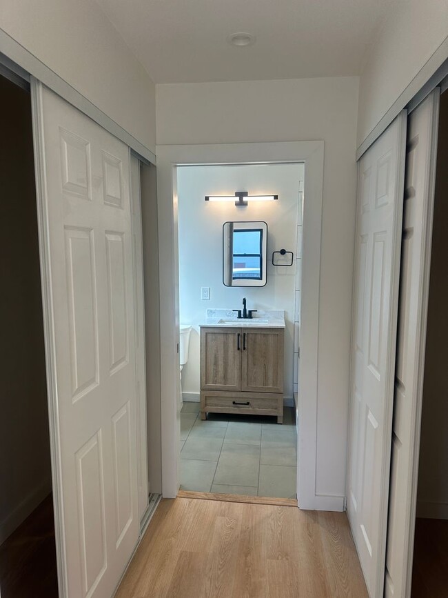 Building Photo - Remodeled 1 bed/1 bath unit with private y...