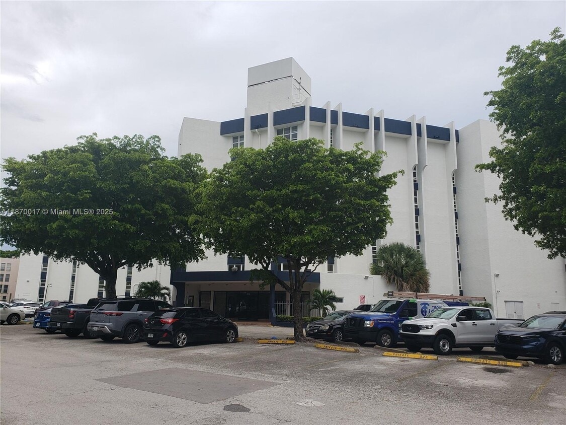 Primary Photo - 9682 Fontainebleau Blvd