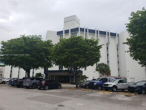 Building Photo - 9682 Fontainebleau Blvd