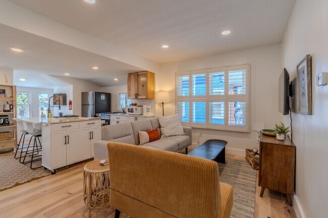 Building Photo - 30 Day Minimum Furnished Rental-Downtown TC!