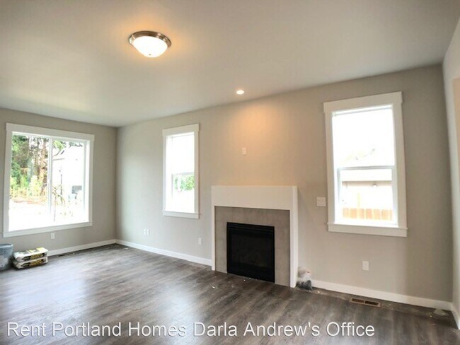Building Photo - 4 br, 2.5 bath House - 13861 SE Mitchell S...