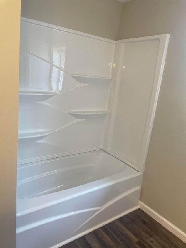 Foto principal - 4 bedroom 2 bathroom house for rent