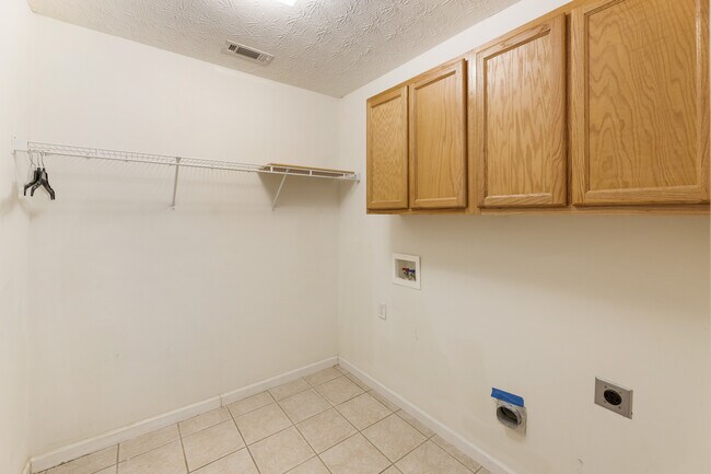 Building Photo - 3975 Hidden Hollow Dr