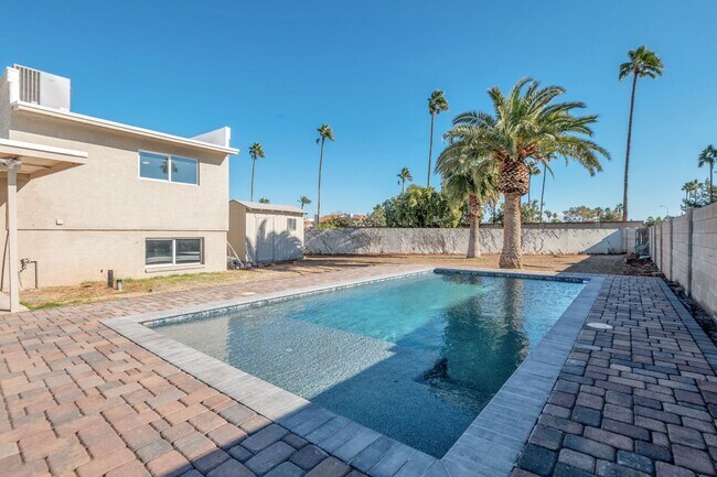 Foto del edificio - Large 6 Bed/3 Bath house close to ASU with awesome backyard