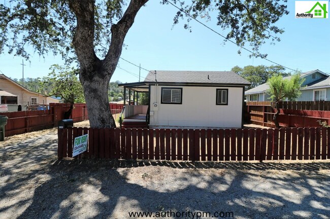 Foto del edificio - 3240 Veda - West Redding - "Pet Considered"