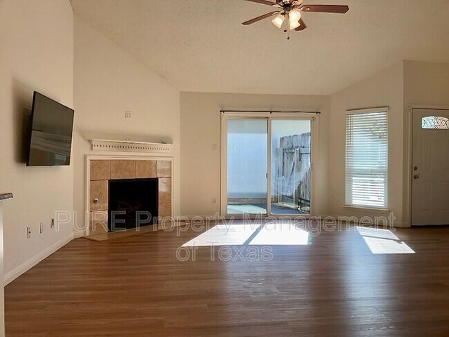 Foto del edificio - 16912 Village Oak Loop