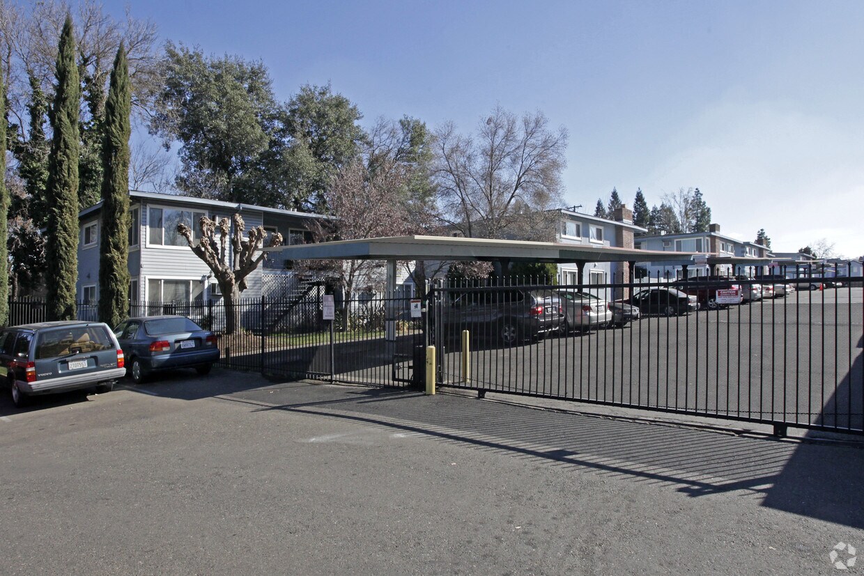 Primary Photo - Royal Oaks Garden Apartments