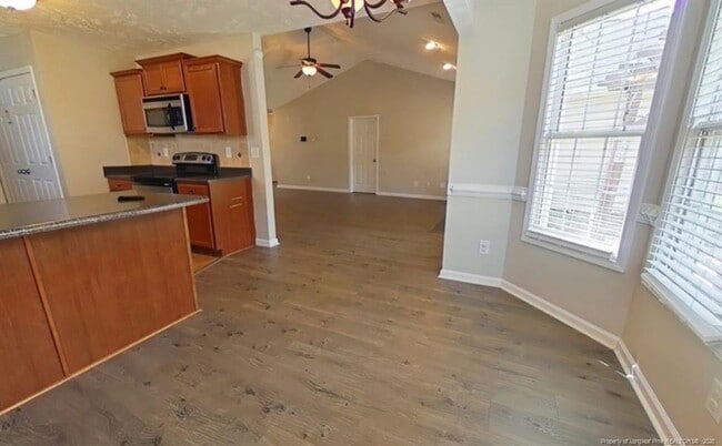 Foto del edificio - 472 Collinwood Dr