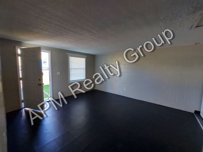 Building Photo - Two bedroom apartment off Colonial Drive