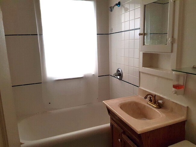 Full Bath - 2514 Piedmont Ave