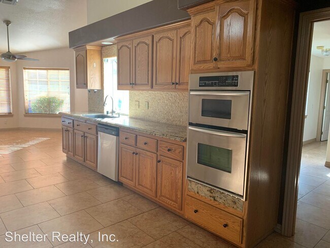 Foto del edificio - 5 br, 3.5 bath House - 8073 MacKenzie Court