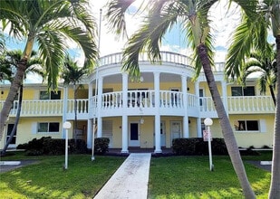 Building Photo - 1100 Pine Dr